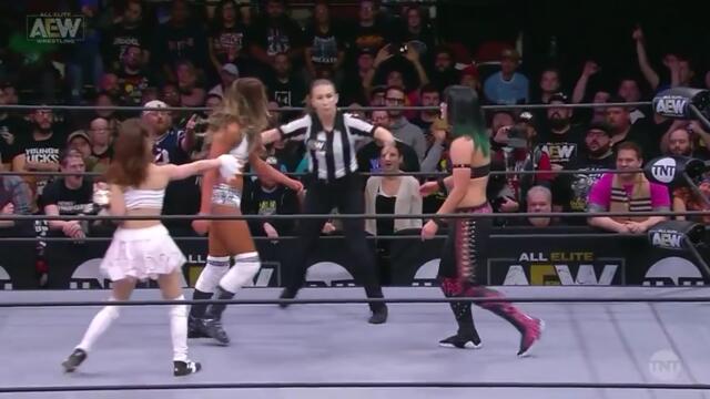 Би Пристли и Еми Сакура срещу Брит Бейкър и Рихо (AEW: Сряда Вечер Динамит #2)