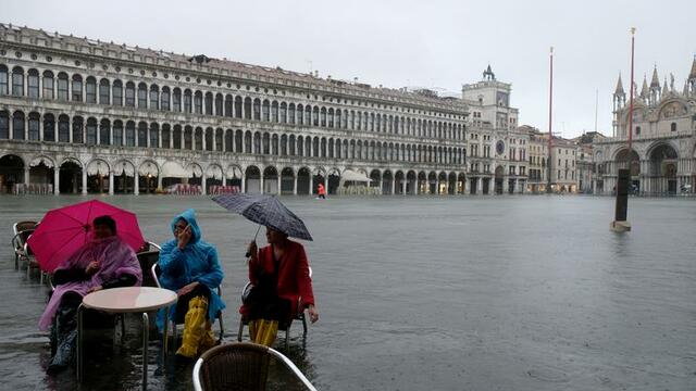 Водата във Венеция се отдръпва жертвите на наводнението вече са две