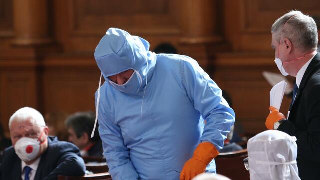 Депутатите днес влязоха с маски и защитни облекла в залата на Парламента