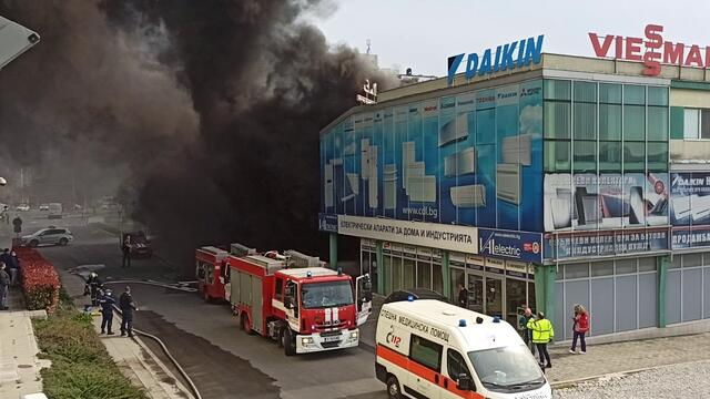 Пожар и Ужас в магазин Зора Бургас! Късо съединение запали магазин