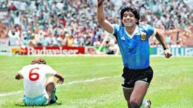 Почина една звезда легенда - Големият футболист Диего Марадона! Diego Maradona dies aged 60