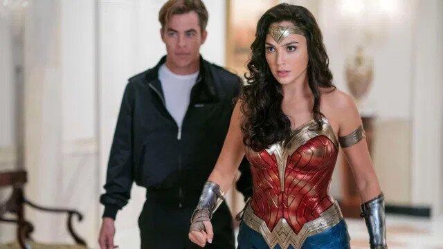 Тя е невероятна "Жената чудо 1984" като Батман:— Wonder Woman 1984 Трейлър (2021)