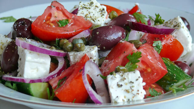 Рецепта за гръцка салата - Добър апетит!