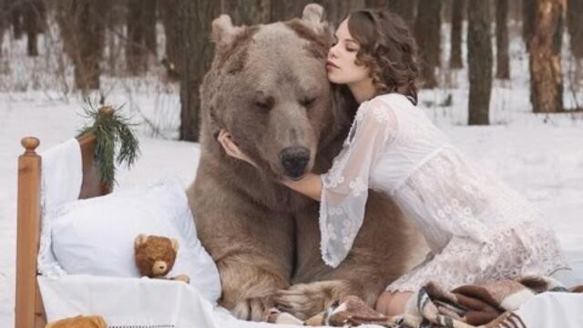 Само в Русия 👑 Секси руски модели 💙 позират с огромна мечка за кауза против лова и! 🎶 !!!