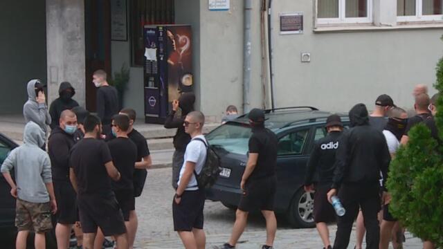 Футболни фенове в опит да нахлуят на събитие на ЛГБТ организация в Пловдив