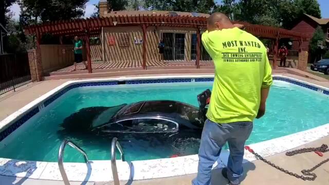 Беглец от полицията падна с колата си в басейн!!!  Car Into Swimming Pool