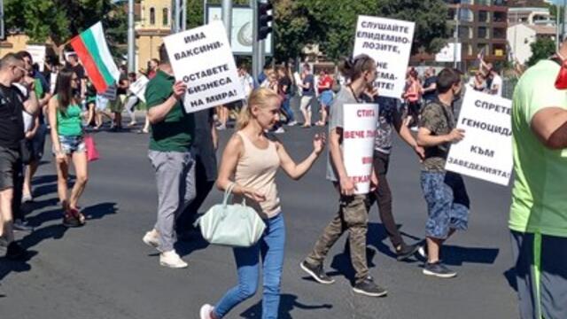 Протестиращи собственици на заведения в Пловдив блокираха Чифте баня с тенджери и черпаци