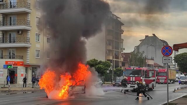 Инцидент!!! Лек автомобил избухнал в пламъци в столичния квартал Надежда