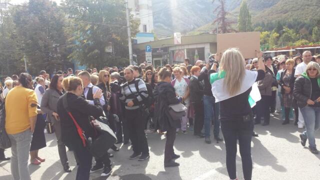 Протест пред болницата във Враца от възмущение, след случая с починала жена