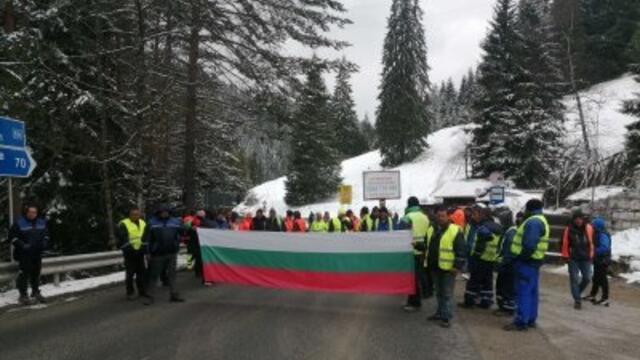 Строители от Автомагистрали - Черно море блокираха движението на три места в страната