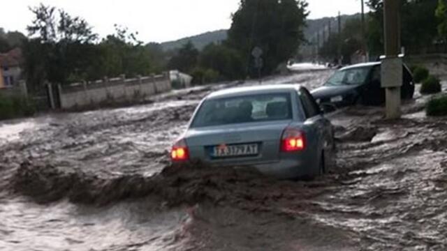 Бедствие! Апокалиптичен Порой в Горна Оряховица наводни къщи и детски градини