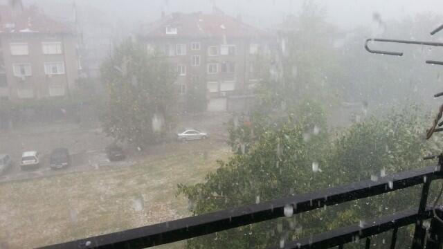Проливен дъжд и градушка в центъра на София (ВИДЕО)
