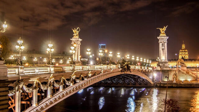 Париж заблестя с коледни светлини