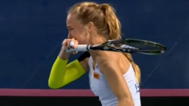 Tennis Player Can't stop laughing at the opposite player mistake