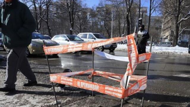 Мъж пострада след падане в шахта на спирка в София