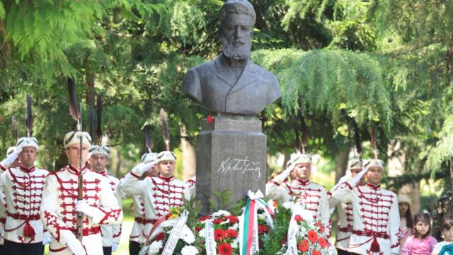 България отдаде почит към Христо Ботев и подвига на героите - Отбелязахме Деня на Ботев и загиналите за свободата и независимост