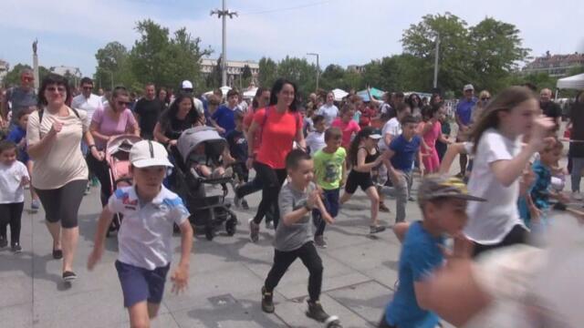 Инициативата „Бургас рън" - Над 300 души се надбягваха с бебешки колички в Бургас