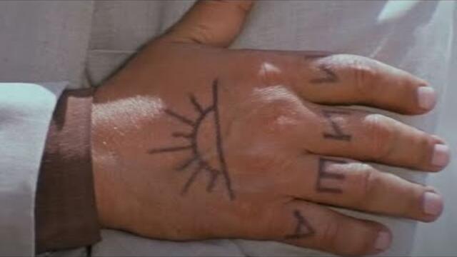 Что означает татуировка на руке милиционера в фильме «Бриллиантовая рука»