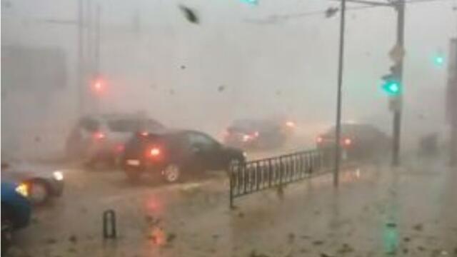 Блокирани автомобили, паднали дървета и наводнени домове след бурята в Плевен