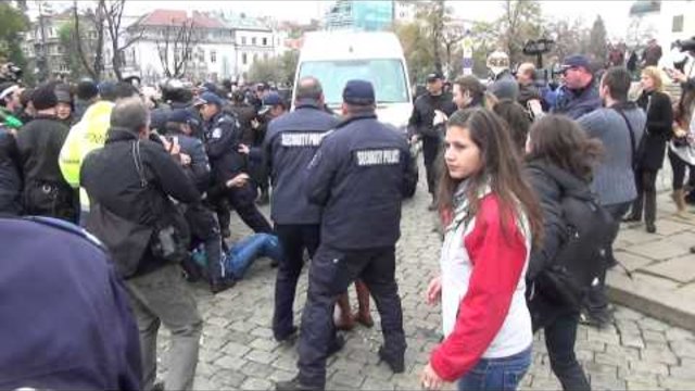 Окупация на парламента 12.11.2013 - Безредици в България (Bulgaria - News) - Сблъсък между полиция и студенти !