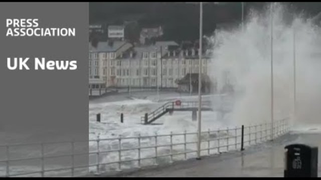 Апокалипсисът започна! Чудовищни вълни заливат Западна Европа (видео)