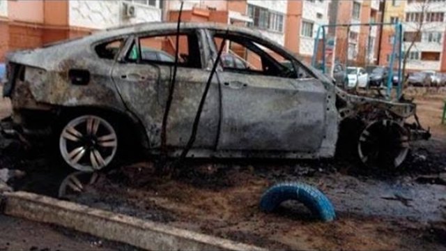 Брутално наказание: Съседи подпалиха BMW X6 за отмъщение - спряло на детска площадка (видео)