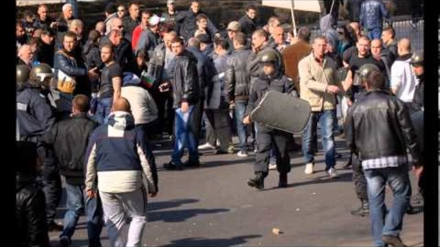 6-има са пострадали при сблъсъците на протестиращите с полицията в Пловдив (видео + снимки)