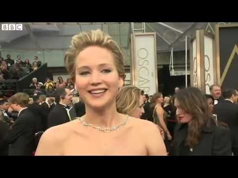 Оскари 2014 Live за Jennifer Stumbles at Oscars again