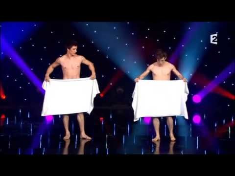 Вижте Супер Танц! Двама братя танцуват чисто голи само с кърпи на кръста - Френска комедия!