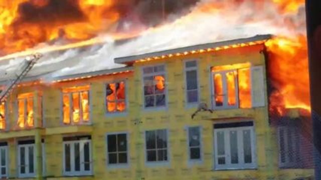 Екстремно спасяване на работник от горящия жилищен комплекс в Хюстън днес