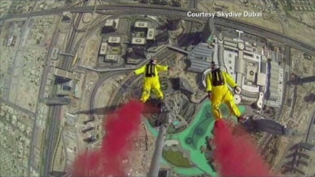 Двама мъже скачат от най-високата сграда в света
