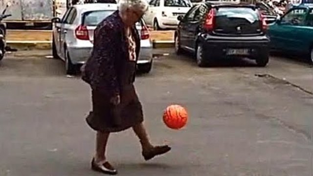 Италианска баба играе футбол-  Roma la nonnina palleggia - alla grande