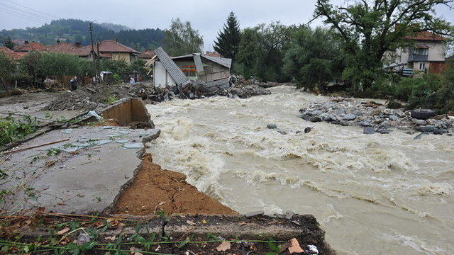 Река заля пет къщи във Великотърновско 23.10.2014