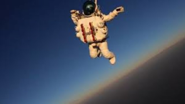Вицепрезидент в Google счупи световния рекорд, скачайки с парашут от 41 км височина