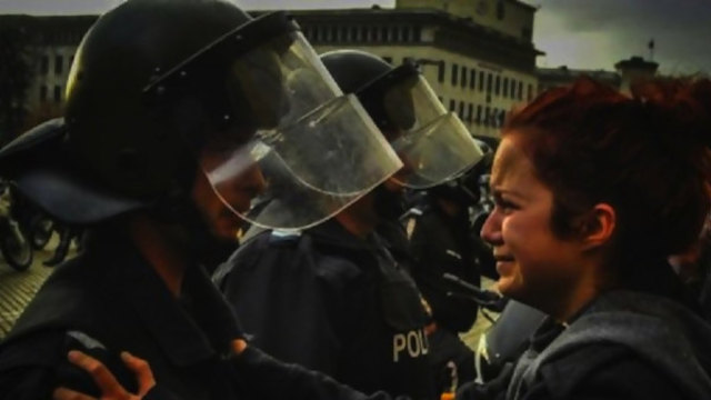 Снимка от антиправителствените протести във филма „Пазителят” с Мерил Стрийп