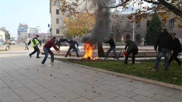 Момиче се самозапали пред президентството днес в София (ВИДЕО) 3.11.2014