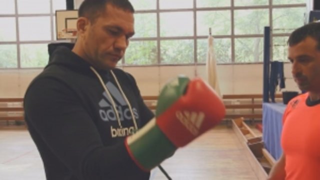 Патриотичните ръкавици на Кобрата за мача с Кличко