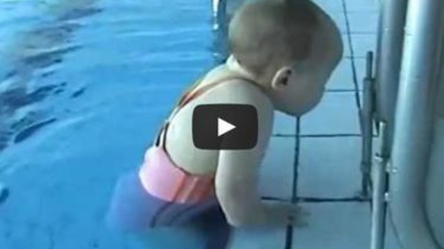 Бебе само се учи да плува в басейн