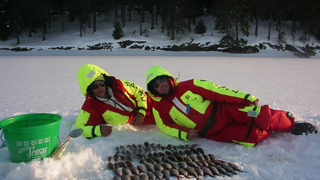 За Риба в Русия! Руска издръжливост -  Рибар лови риба докато спи насред заледено езеро