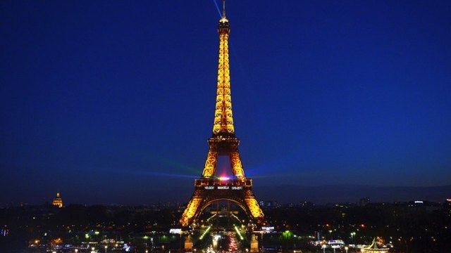 Айфеловата кула угасна в памет на жертвите в Париж
