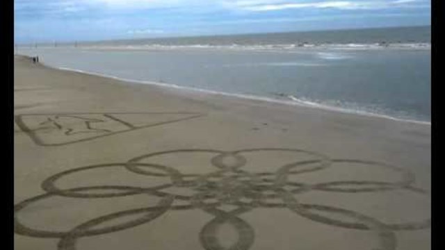 Робот художник рисува на плажа / Robot artist draws giant sketch on the beach