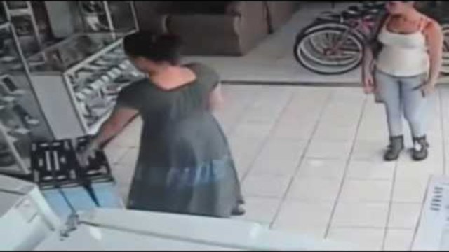 Жена открадна телевизор, скри го под полата си:Видео 2015