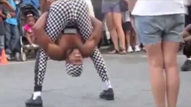 Người đàn ông da đen nhảy dance ngoài đường phố cực đỉnh