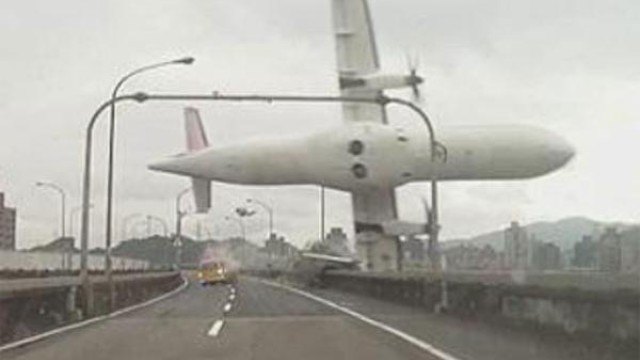 Самолет се разби до Тайпе (Видео) 2015-02-04