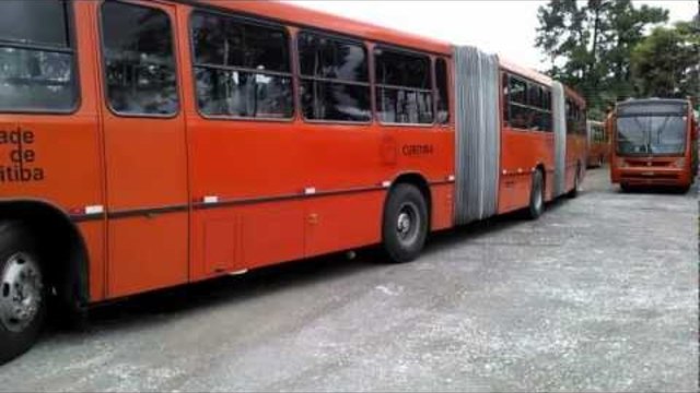 ГЛЕДАЙТЕ как се паркира автобус с „двойна хармоника“ на супер тясно място! ЕВАЛА ШОФЬОРЕ! (ВИДЕО)