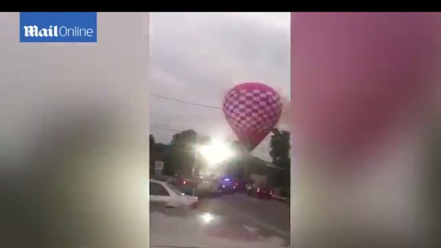 Въздушен балон пада върху електрическата мрежа