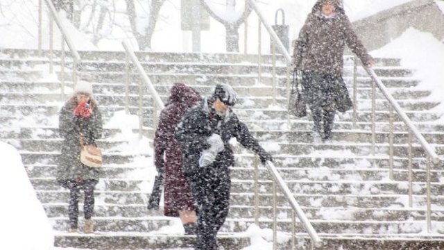 България затрупана от сняг - има човек обявен за издирване