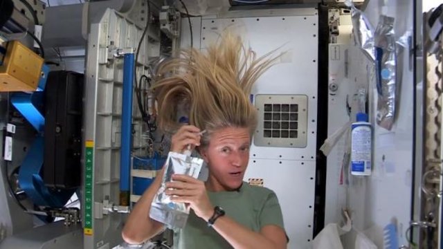 Kак астронавтите си мият косата в Космоса