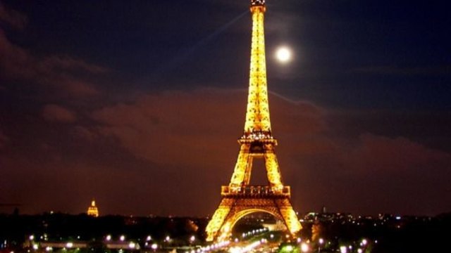 Айфеловата кула в нощни светлини