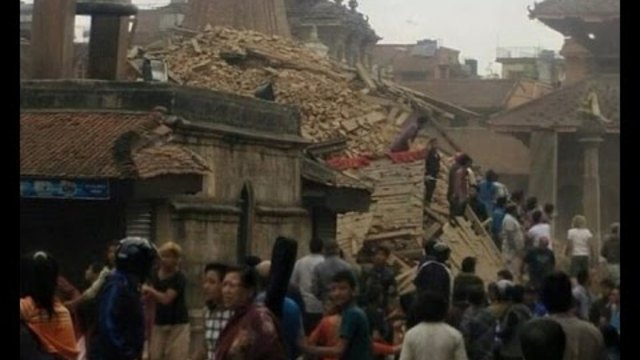 Силно земетресение в Непал - Най-малко 450 души погреба опустошителният трус